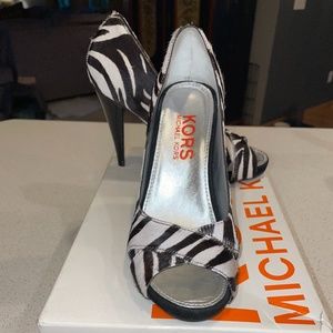 MICHAEL KORS WOMEN  WILEY ZEBRA OPEN TOE PUMP SZ  6.5